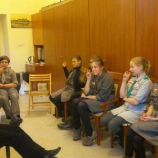 harcerze ucza sie migowego 320x320 - Harcerze uczą się migowego