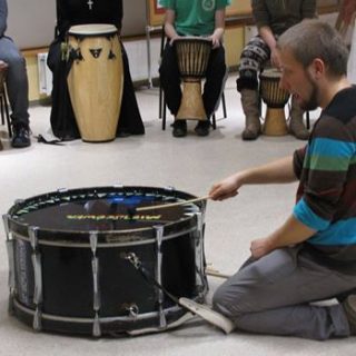 bebny miejscowka 320x320 - Warsztaty bębniarskie dla niesłyszących i słabosłyszących