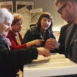 wystawa biblii relacja 320x320 - 3 500 lat w 35 minut