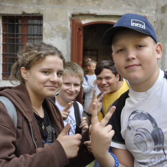 Kilkoro uśmiechniętch dzieci pozuje do zdjęcia