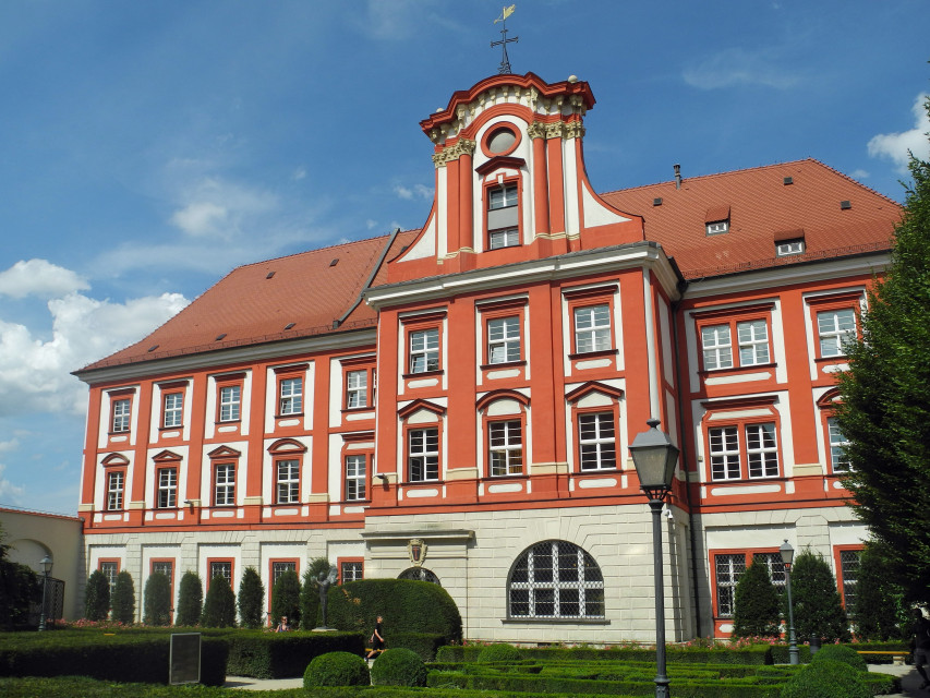 Budynek Ossolineum z czerwonym dachem i biało czerwoną elewacją