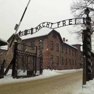 Brama obozu w Oświęcimiu z napisem: Arbeit macht frei