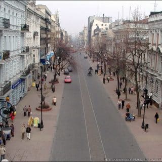 Stare kamienice po obu stronach ulicy