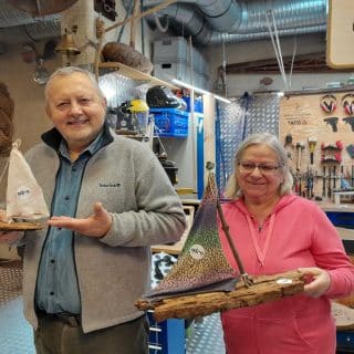 Mężczyzna i kobieta trzymają małe łódki