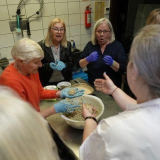 Kilka osób przy pracy w kuchni