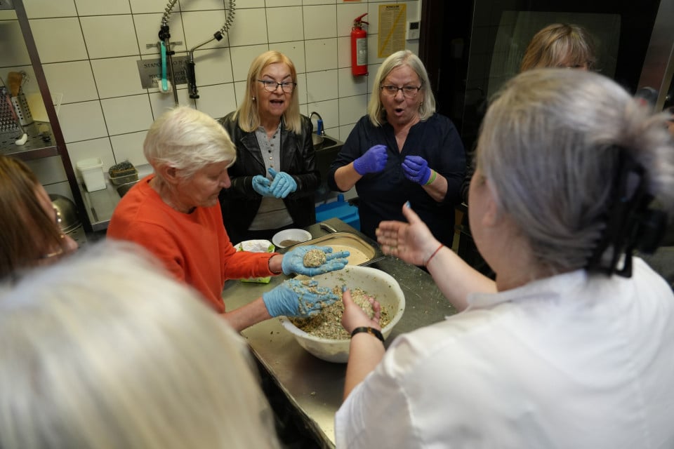 Kilka osób przy pracy w kuchni