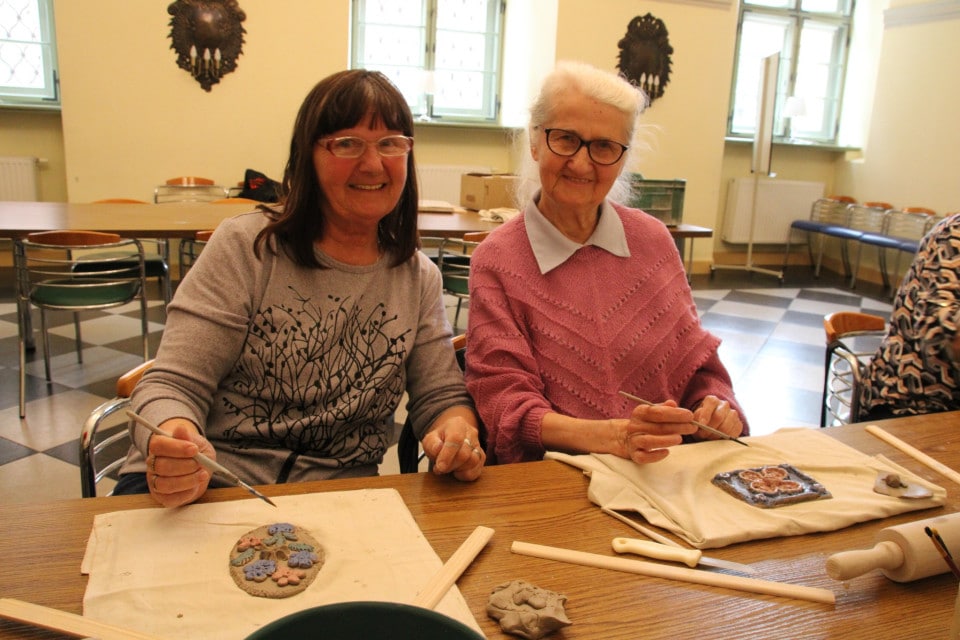 Dwie seniorki przy stole podczas warsztatów rękodzieła