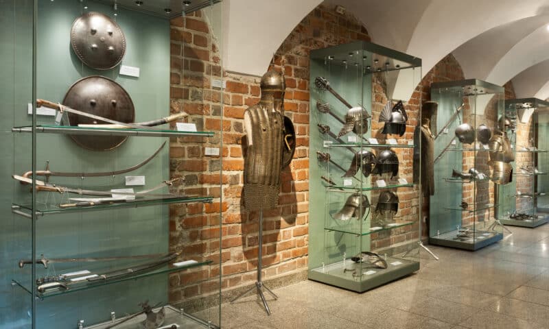 Gabloty wystawowe prezentujące zbroje, miecze i hełmy