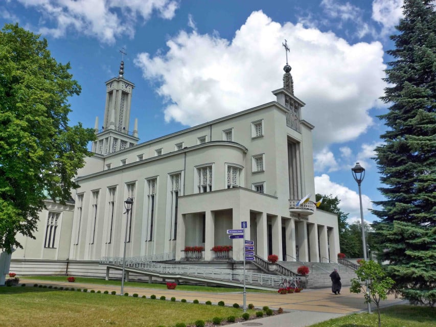Duży kościół na tle nieba z białym obłokiem