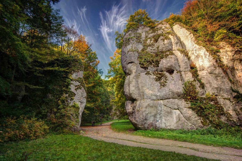 Ścieżka między dwiema skałami