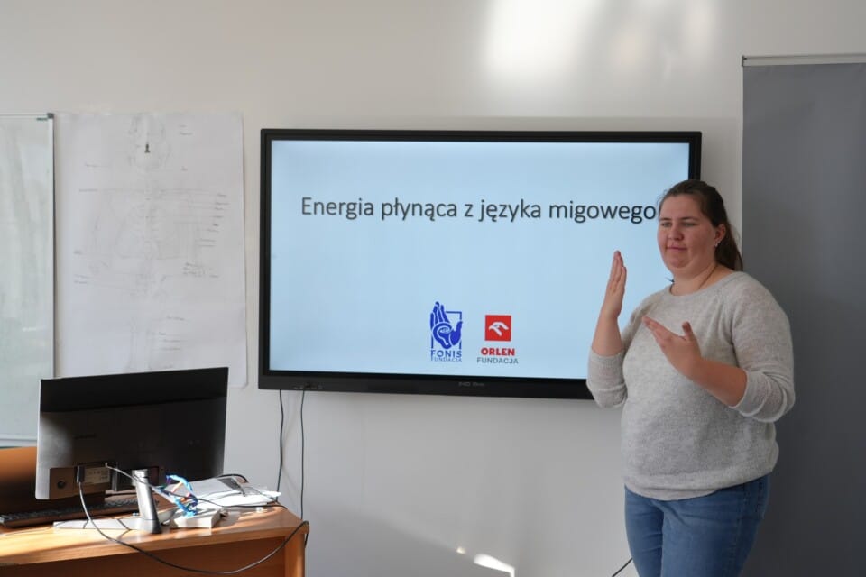 Energia płynąca z języka migowego w Terra Nova (1)