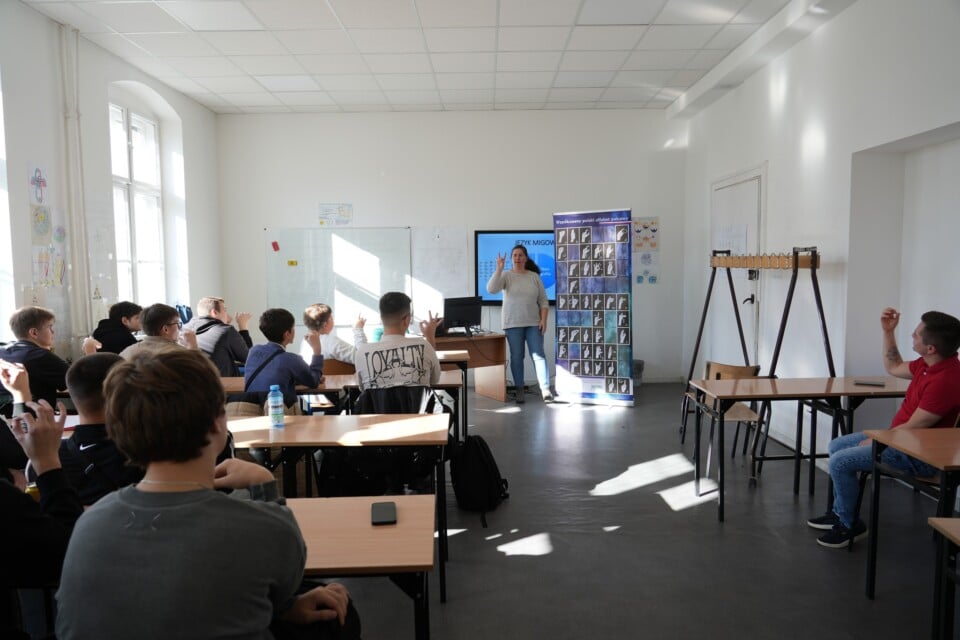 Energia płynąca z języka migowego w Terra Nova (2)