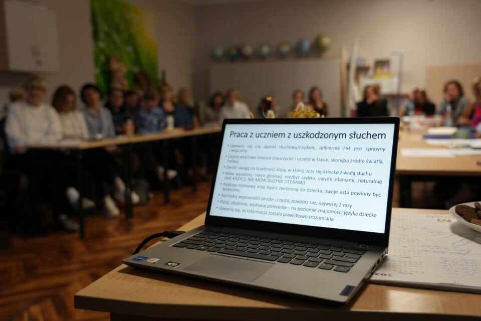 Poznac i zrozumiec osoby z niepelnosprawnoscia sluchu 1 - Poznać i zrozumieć osoby z niepełnosprawnością słuchu