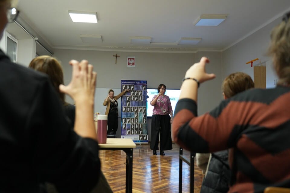 Poznac i zrozumiec osoby z niepelnosprawnoscia sluchu 3 - Poznać i zrozumieć osoby z niepełnosprawnością słuchu