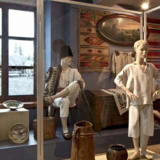 Witryna wystawowa prezentuje dawne wyposażenie domów