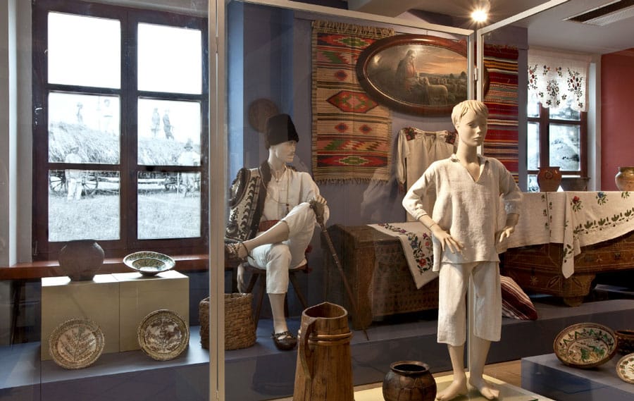 Witryna wystawowa prezentuje dawne wyposażenie domów