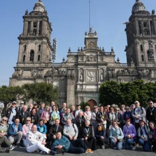 Zdjęcie grupowe kilkudziesięciu osób na tle katedry w Mexico City