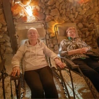 Kobiety i mężczyźni w grocie solnej (3)