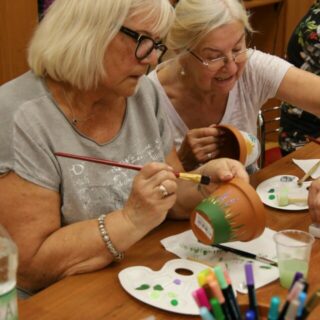 Ozdobne doniczki na kwiaty, czyli rękodzieło seniorów (3)