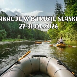 Pontony płyną rzeką w lesie i napis: wakacje w Bardzie Śląskim 27-31.07.2026