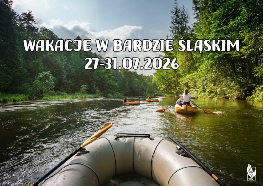 plakat bez napisów Pontony płyną rzeką w lesie i napis: wakacje w Bardzie Śląskim 27-31.07.2026