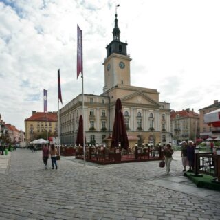 Kamienice otaczają rynek, na środku którego stoi ratusz