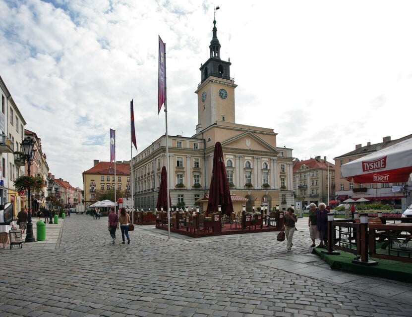 Kamienice otaczają rynek, na środku którego stoi ratusz