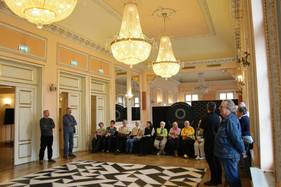 Głusi seniorzy w operze Glusi seniorzy w operze 2 - Głusi seniorzy w operze